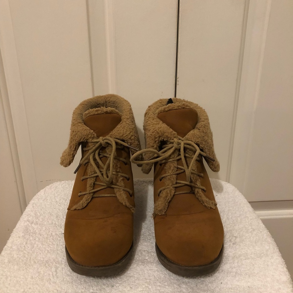 SOLD! Bucco tan camel fur boots